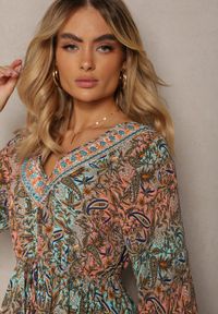Renee - Zielona Sukienka z Dekoltem w V o Rozkloszowanym Fasonie w Print Paisley Akka. Okazja: na co dzień. Kolor: zielony. Materiał: zamsz, skóra. Wzór: paisley, nadruk. Styl: elegancki, casual #3