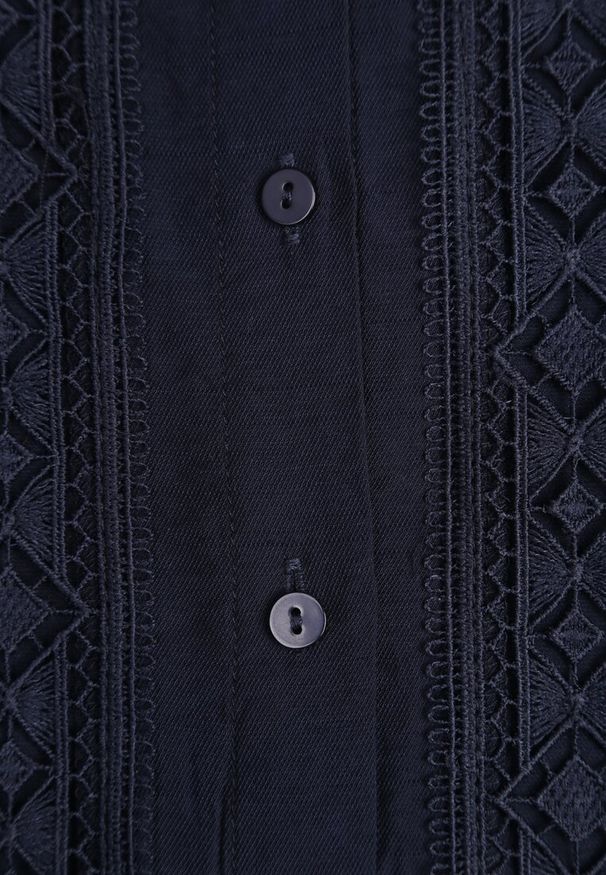 Renee - Granatowa Koszula ze Stójką i Koronką Phaeninca. Okazja: na co dzień. Typ kołnierza: kołnierzyk stójkowy. Kolor: niebieski. Materiał: koronka. Wzór: koronka. Styl: casual, elegancki