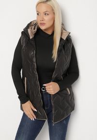 Born2be - Czarna Pikowana Kamizelka z Odpinanym Kapturem Rilanisa. Okazja: na co dzień. Kolor: czarny. Materiał: jeans. Styl: klasyczny, casual, elegancki #1