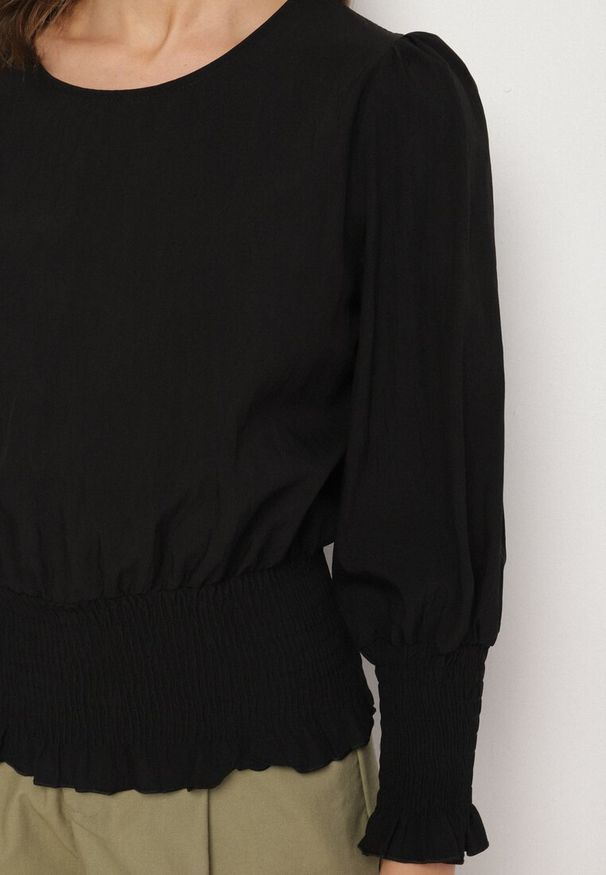 Born2be - Czarna Bluzka z Wiskozą i Ściągaczami Velio. Okazja: na co dzień, na spotkanie biznesowe. Kolor: czarny. Materiał: wiskoza. Styl: casual, elegancki, biznesowy