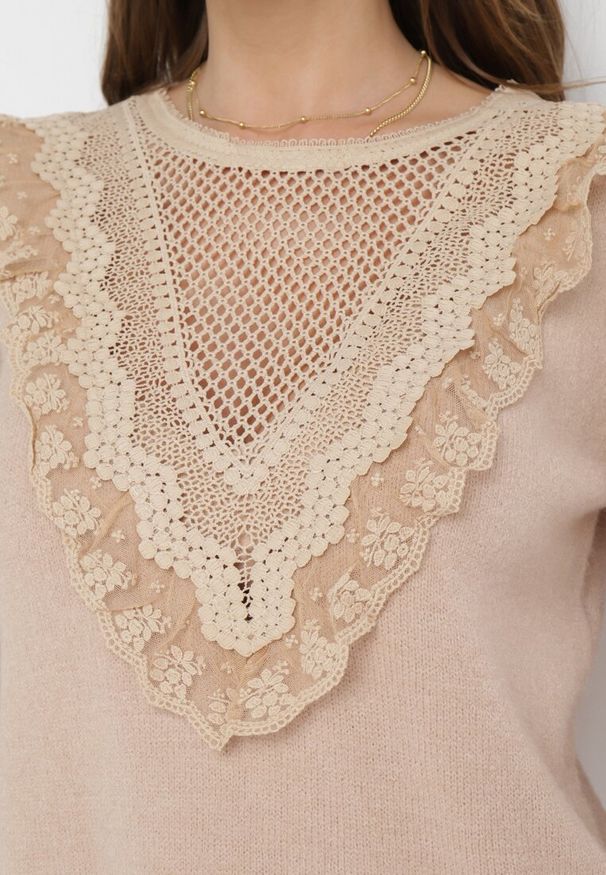 Born2be - Beżowy Sweter Dzianinowy z Falbankami Hekoni. Typ kołnierza: kołnierz z falbankami. Kolor: beżowy. Materiał: dzianina. Długość rękawa: długi rękaw. Długość: długie. Wzór: ażurowy, koronka. Styl: klasyczny