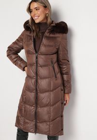 Born2be - Brązowa Pikowana Kurtka Płaszcz za Kolano z Kapturem i Futerkiem Naelora. Okazja: na spacer, na co dzień. Typ kołnierza: kaptur. Kolor: brązowy. Materiał: futro. Styl: casual, klasyczny #1
