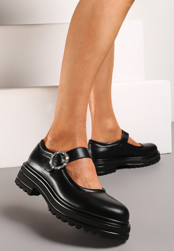 Born2be - Czarne Półbuty na Grubej Podeszwie z Ozdobnym Paskiem z Klamrą Bellafa. Zapięcie: klamry. Kolor: czarny