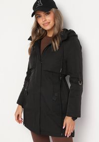Born2be - Czarna Kurtka Parka z Bawełną Ściągana w Pasie Troczkiem Zapinana na Napy Velethra. Okazja: na co dzień. Kolor: czarny. Materiał: bawełna. Styl: casual #1