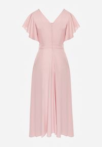 Renee - Różowa Sukienka o Rozkloszowanym Kroju z Falbanami Bouchard. Typ kołnierza: dekolt w kształcie V. Kolor: różowy. Materiał: tkanina. Wzór: jednolity, gładki. Styl: wizytowy, klasyczny. Długość: maxi #2