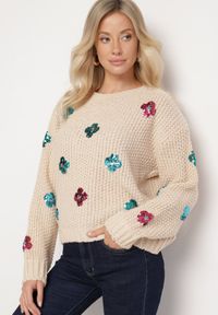 Born2be - Beżowy Sweter z Tłoczonej Dzianiny z Wiskozą Zdobiony Cekinowymi Kwiatami Edamara. Okazja: na co dzień. Kolor: beżowy. Materiał: wiskoza, dzianina. Długość rękawa: długi rękaw. Długość: długie. Wzór: aplikacja, kwiaty. Styl: klasyczny, casual, wizytowy