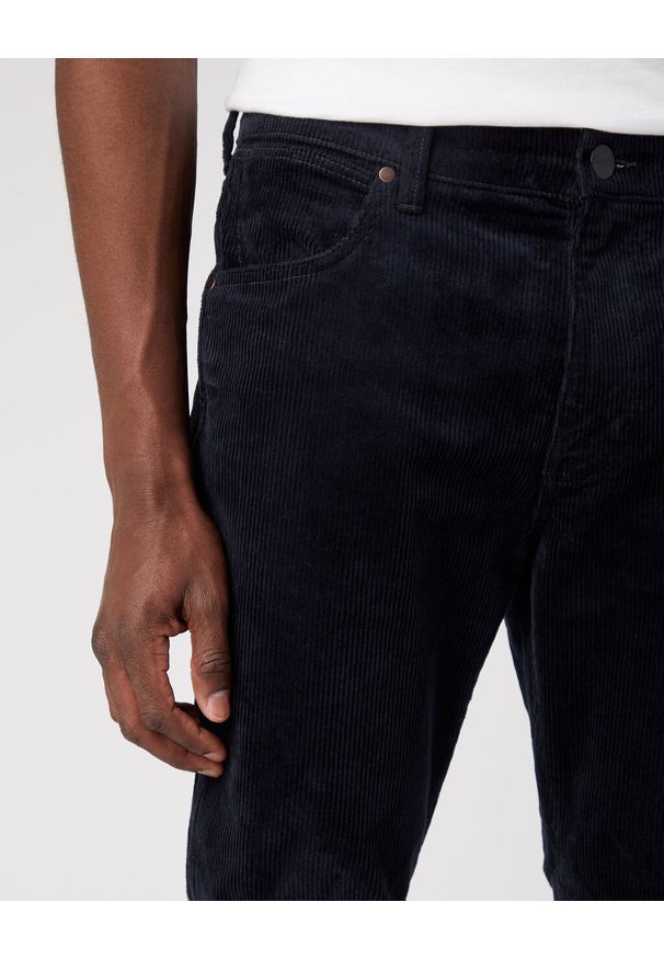 Wrangler - WRANGLER MESKIE SPODNIE SZTRUKSOWE SZTRUKS LARSTON DARK NAVY W18SA2XAE. Materiał: sztruks