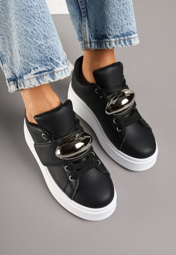 Born2be - Czarne Sneakersy na Platformie z Metaliczną Ozdobą Weolinne. Okazja: na co dzień. Kolor: czarny. Materiał: dresówka, skóra. Wzór: aplikacja. Obcas: na platformie