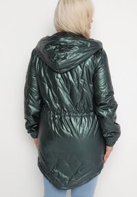 Born2be - Ciemnozielona Kurtka Pikowana Parka z Nieodpinanym Kapturem Oferra. Kolekcja: plus size. Kolor: zielony