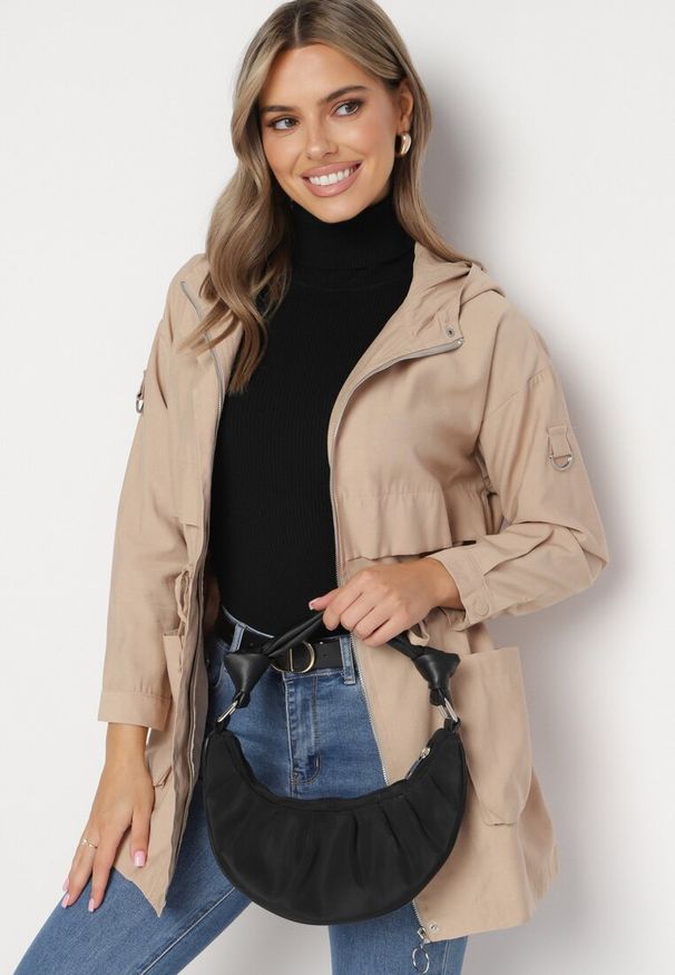 Born2be - Jasnobeżowa Kurtka Parka z Nieodpinanym Kapturem i Troczkiem w Pasie Mevarie. Okazja: na co dzień. Kolor: beżowy. Materiał: jeans. Wzór: aplikacja. Styl: casual, sportowy