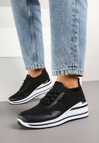 Renee - Czarne Sneakersy na Koturnie Ozdobione Metaliczną Aplikacją i Cyrkoniami Fasilna. Okazja: na co dzień, na spacer. Kolor: czarny. Wzór: aplikacja. Sezon: lato. Obcas: na koturnie. Sport: turystyka piesza #3