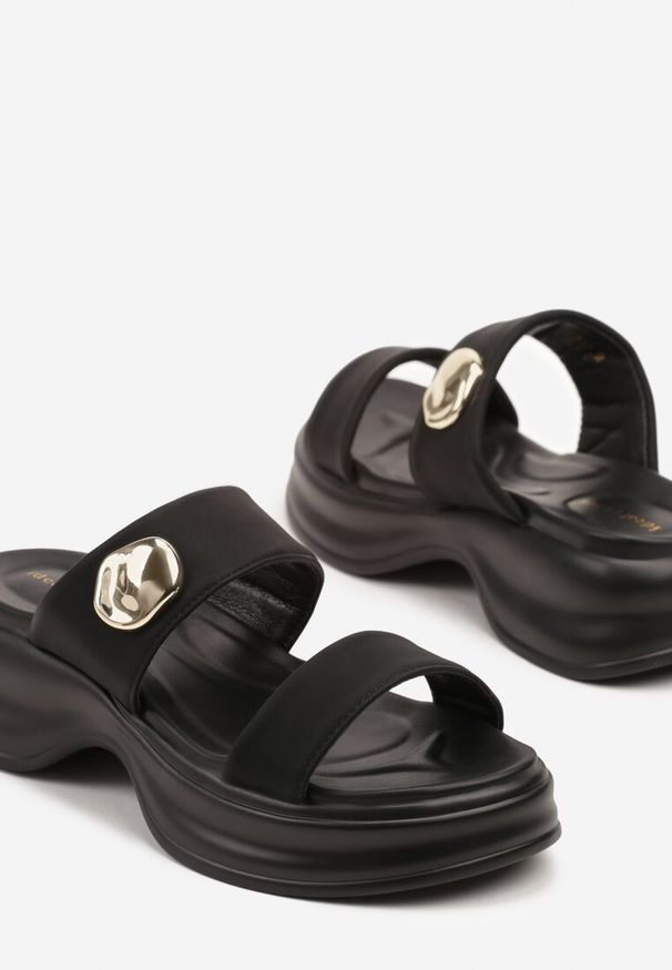 Renee - Czarne Klapki na Platformie z Metalowym Detalem Lililessa. Kolor: czarny. Obcas: na platformie. Styl: elegancki