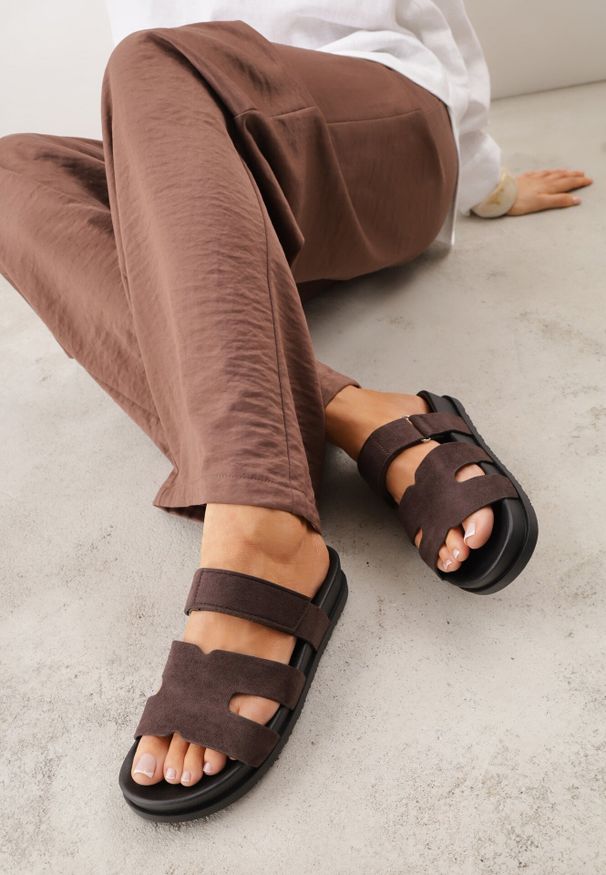 Born2be - Brązowe Płaskie Klapki z Ozdobnymi Wycięciami i Paskiem na Rzep Hisine. Okazja: na co dzień. Kolor: brązowy. Materiał: materiał, jeans. Sezon: lato. Styl: elegancki, casual