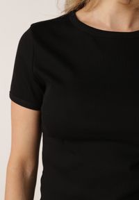 Born2be - Czarny Dopasowany T-shirt z Prążkowanej Tkaniny z Bawełny Acalenos. Okazja: na co dzień. Kolor: czarny. Materiał: bawełna, tkanina, prążkowany. Sezon: lato. Styl: elegancki, klasyczny, casual #6