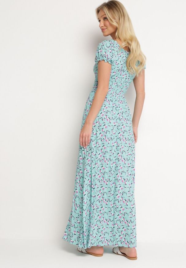 Born2be - Niebieska Sukienka z Wiskozy z Kopertowym Dekoltem i Gumką w Pasie w Kwiaty Kaseri. Okazja: na co dzień. Typ kołnierza: dekolt kopertowy. Kolor: niebieski. Materiał: wiskoza. Wzór: kwiaty. Sezon: jesień, wiosna. Typ sukienki: kopertowe. Styl: casual, elegancki