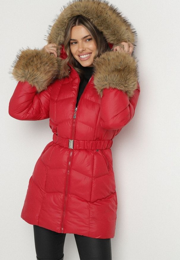 Born2be - Czerwona Pikowana Kurtka z Paskiem i Kapturem Zdobiona Futerkiem Olunelia. Okazja: na co dzień. Kolor: czerwony. Materiał: futro. Wzór: aplikacja. Styl: klasyczny, casual, elegancki