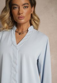 Renee - Jasnoniebieska Bluzka z Dekoltem w Kształcie Litery V Zdobionym Falbanką Davissia. Okazja: na co dzień. Typ kołnierza: dekolt w kształcie V. Kolor: niebieski. Materiał: jeans. Długość rękawa: długi rękaw. Długość: długie. Wzór: aplikacja. Styl: elegancki, casual #4