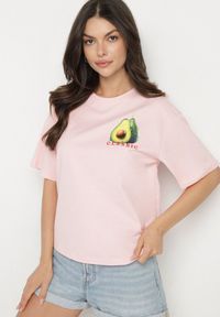 Born2be - Różowy T-shirt z Bawełną i Motywem Awokado Addixa. Okazja: na co dzień. Kolor: różowy. Materiał: bawełna. Styl: klasyczny, casual