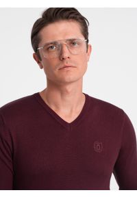 Ombre Clothing - Sweter męski elegancki BASIC V-neck z wiskozą – bordowy V13 - Rozmiar: XXL. Kolor: czerwony. Materiał: wiskoza. Wzór: haft. Styl: elegancki