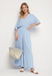 Born2be - Jasnoniebieski Kopertowy Kombinezon z Gumką w Talii i Szerokimi Nogawkami Vimashea. Okazja: na co dzień. Kolor: niebieski. Styl: elegancki, casual #5