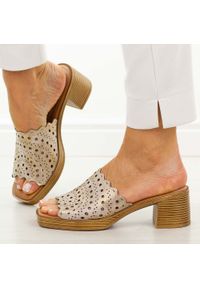 Złote klapki damskie na obcasie M.Daszyński 2598-7. Okazja: na co dzień. Kolor: złoty. Materiał: skóra. Wzór: aplikacja. Sezon: wiosna, lato. Obcas: na obcasie. Styl: casual, elegancki, klasyczny, wizytowy. Wysokość obcasa: średni #1