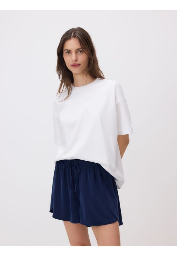 Reserved - Gładkie szorty z modalem - granatowy. Kolor: niebieski. Materiał: tkanina. Wzór: gładki