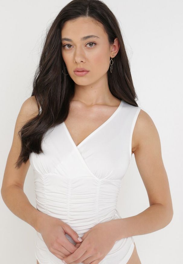 Born2be - Białe Body Ozdobione Marszczeniem Pasaxise. Okazja: na co dzień. Kolor: biały. Długość rękawa: bez rękawów. Wzór: aplikacja. Styl: casual, elegancki