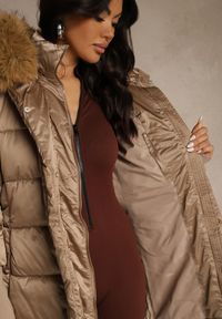 Renee - Ciemnobeżowa Pikowana Kurtka z Paskiem i Kapturem z Futerkiem Lilittia. Kolor: beżowy. Materiał: futro. Sezon: zima. Styl: elegancki #3