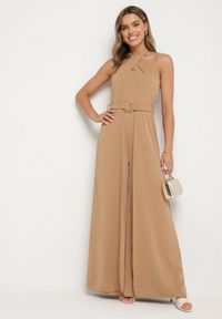 Born2be - Ciemnobeżowy Koktajlowy Kombinezon Wiązany na Szyję z Paskiem Melafela. Okazja: na imprezę. Kolor: beżowy. Materiał: materiał. Styl: wizytowy #6