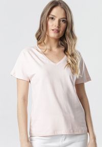 Born2be - Jasnoróżowy T-shirt Wrafdiff. Kolor: różowy. Materiał: dzianina. Długość rękawa: krótki rękaw. Długość: krótkie #1
