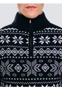 Big-Star - Sweter męski ze skandynawskim wzorem granatowy Kevino 403. Okazja: na co dzień. Typ kołnierza: kołnierzyk stójkowy. Kolor: niebieski. Materiał: dzianina, jeans. Długość: krótkie. Wzór: ze splotem. Styl: elegancki, casual, klasyczny