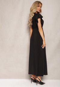Renee - Czarna Rozkloszowana Sukienka z Plisami Maxi z Falbankami przy Ramionach Nethula. Typ kołnierza: kołnierz z falbankami. Kolor: czarny. Materiał: materiał. Typ sukienki: plisowane, rozkloszowane. Długość: maxi #3