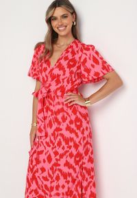 Born2be - Czerwono-Różowa Kopertowa Sukienka z Gumką w Pasie i Materiałowym Paskiem z Ozdobnymi Wycięciami Agea. Okazja: na randkę, na co dzień. Kolor: czerwony. Materiał: materiał. Długość rękawa: krótki rękaw. Typ sukienki: kopertowe. Styl: casual, elegancki #6