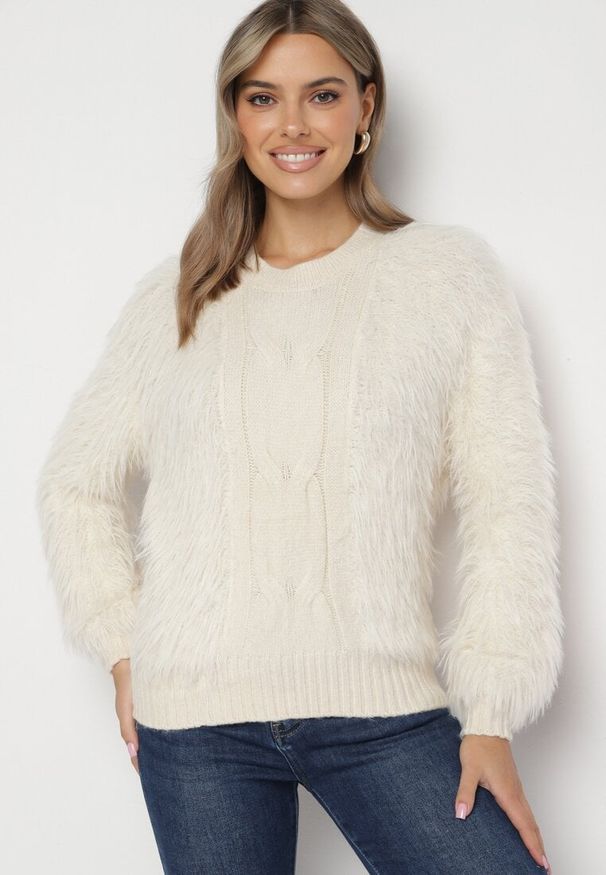 Born2be - Jasnobeżowy Sweter z Długim Włosiem i Dodatkiem Wełny Merithina. Kolor: beżowy. Materiał: wełna. Długość: długie. Styl: elegancki, klasyczny