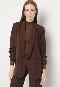 Born2be - Brązowa Niezapinana Marynarka Pudełkowa z Wiskozą z Marszczonymi Rękawami Feniravia. Okazja: do pracy, na spotkanie biznesowe. Kolor: brązowy. Materiał: wiskoza. Styl: biznesowy #2