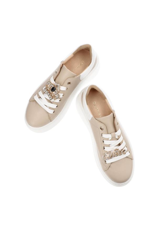 DAMISS - Beżowe Sneakersy Damiss Modne Obuwie Damskie Z Elegancką Broszką. Okazja: na co dzień. Kolor: biały. Materiał: skóra