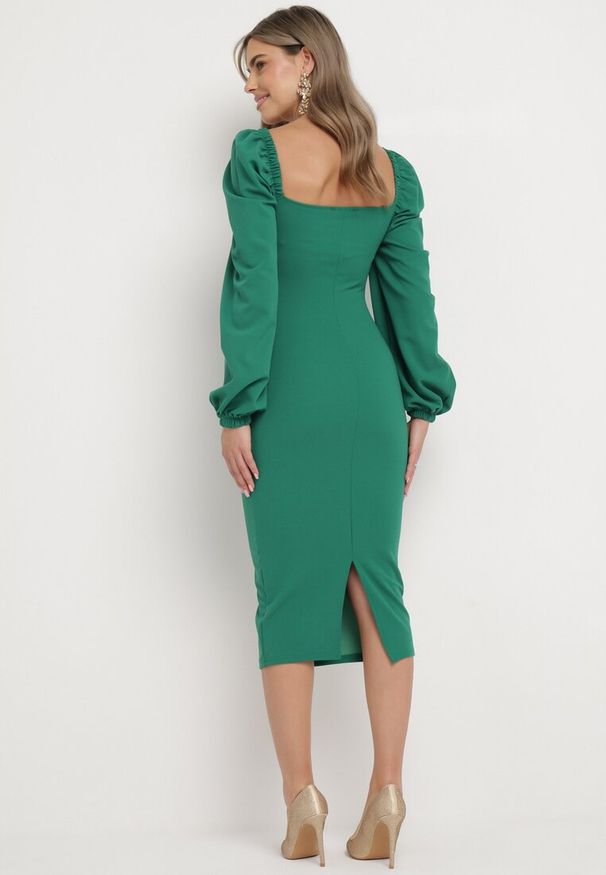 Born2be - Zielona Sukienka Midi z Kopertową Górą i Bufiastymi Rękawami Ozdobiona Marszczeniami Azurma. Okazja: na co dzień. Kolor: zielony. Wzór: aplikacja. Typ sukienki: kopertowe. Styl: casual. Długość: midi