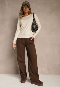 Renee - Beżowy Gładki Sweter w Minimalistycznym Stylu Tevra. Okazja: na co dzień. Kolor: beżowy. Materiał: jeans. Wzór: gładki. Styl: casual, klasyczny