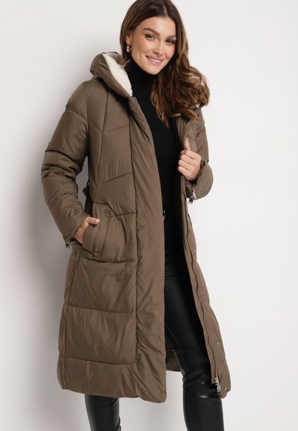 Born2be - Ciemnobeżowa Pikowana Kurtka o Długim Kroju z Kapturem i Wiązanym Paskiem Neandira. Okazja: na co dzień. Typ kołnierza: kaptur. Kolor: beżowy. Materiał: jeans, materiał. Długość rękawa: długi rękaw. Długość: długie. Sezon: zima, jesień. Styl: casual, elegancki, klasyczny