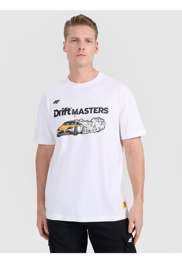 4f - 4F T-shirt regular z nadrukiem uniseks 4F x Drift Masters - biały XS. Okazja: na co dzień. Kolor: biały. Materiał: materiał, bawełna, jersey, dzianina. Długość rękawa: krótki rękaw. Długość: krótkie. Wzór: nadruk. Styl: sportowy, klasyczny, casual