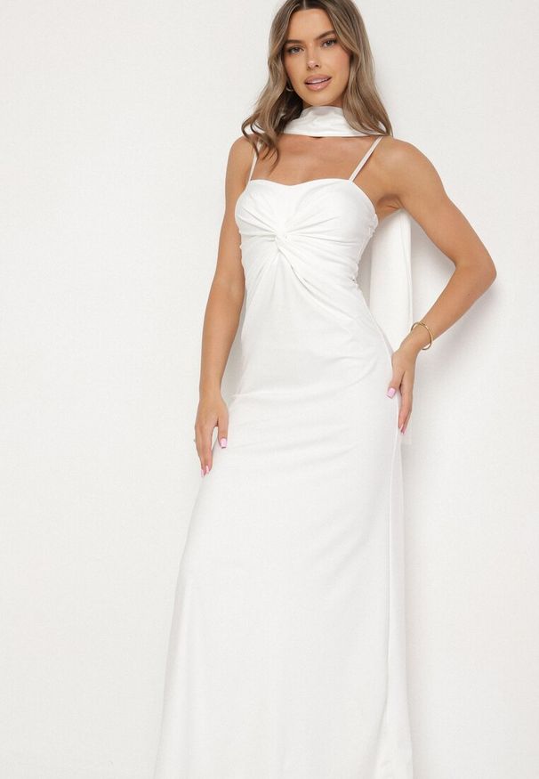 Born2be - Biała Taliowana Sukienka Ozdobiona Szalem i Marszczeniem Melovea. Okazja: na co dzień. Kolor: biały. Materiał: skóra. Długość rękawa: na ramiączkach. Wzór: aplikacja. Styl: elegancki, casual