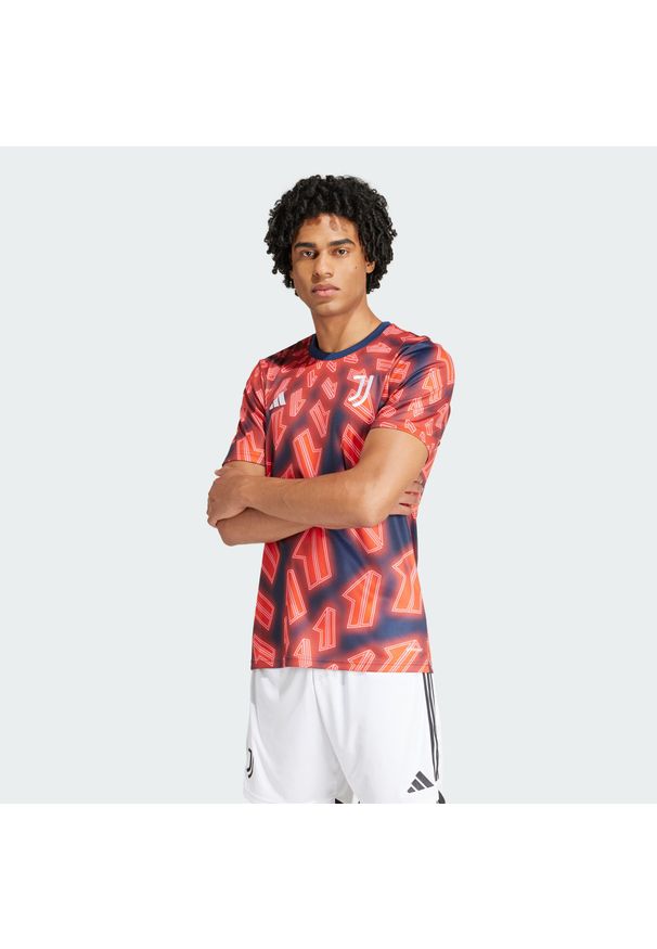 Adidas - Koszulka Juventus Pre-Match. Kolor: czerwony, niebieski, wielokolorowy. Materiał: materiał. Sport: piłka nożna