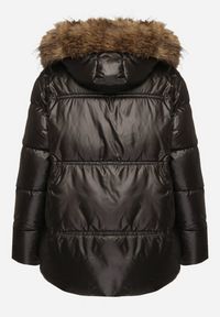 Born2be - Czarna Kurtka Pikowana z Kapturem z Odpinanym Futerkiem i Dłuższym Tyłem Clorina. Okazja: na co dzień. Typ kołnierza: kaptur. Kolor: czarny. Materiał: futro. Długość: długie. Wzór: aplikacja. Styl: klasyczny, casual, elegancki #7
