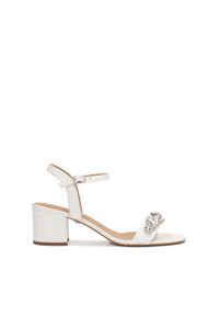 Kazar - Białe ślubne sandały na szerokim obcasie. Okazja: na ślub cywilny, na wesele. Zapięcie: pasek. Kolor: biały. Materiał: skóra. Wzór: aplikacja. Obcas: na obcasie. Styl: młodzieżowy. Wysokość obcasa: wysoki #1
