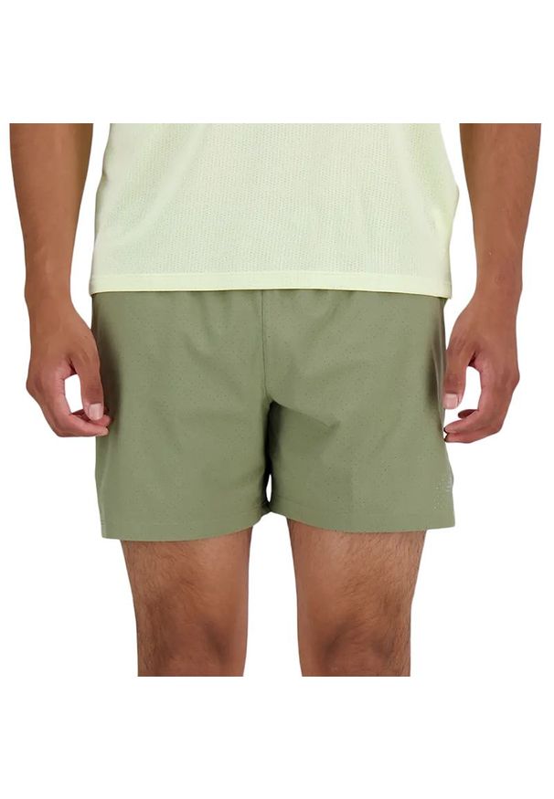 Spodenki New Balance MS41286DEK - zielone. Kolor: zielony. Materiał: poliester, tkanina, materiał. Sport: fitness