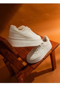 Sinsay - Sneakersy ocieplane z imitacji skóry - biały. Kolor: biały. Materiał: skóra