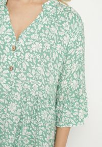 Born2be - Zielona Bawełniana Sukienka w Kwiaty o Rozkloszowanym Kroju Jenaleira. Okazja: na co dzień. Typ kołnierza: dekolt w serek. Kolor: zielony. Materiał: bawełna. Długość rękawa: krótki rękaw. Wzór: kwiaty. Styl: klasyczny, casual #4