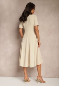 Renee - Beżowa Sukienka Rozkloszowana o Taliowanym Fasonie Telaswena. Okazja: na co dzień. Kolor: beżowy. Styl: elegancki, casual #3