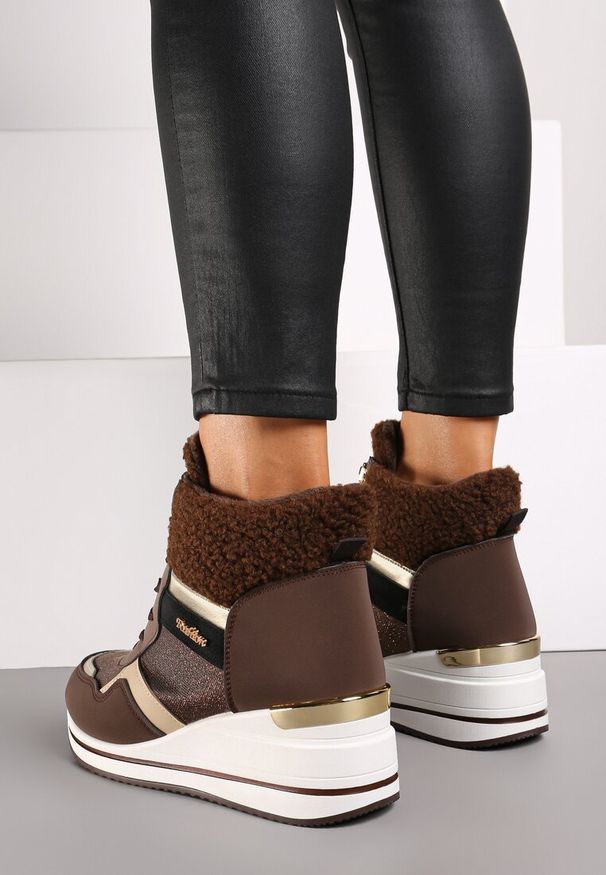 Renee - Brązowe Botki na Koturnie w Streetwearowym Stylu Ozdobione Futerkiem Arabelline. Okazja: na co dzień. Zapięcie: sznurówki. Kolor: brązowy. Materiał: futro. Wzór: aplikacja. Obcas: na koturnie. Styl: klasyczny, casual, elegancki