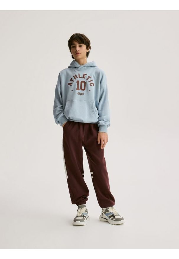 Reserved - Sportowe joggery baggy - bordowy. Kolor: czerwony. Materiał: dzianina, bawełna. Styl: sportowy